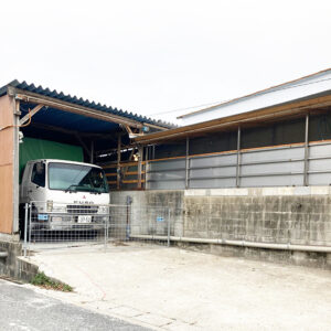 トラック車庫